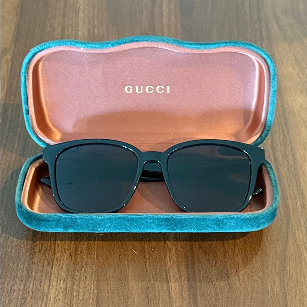 Gucci Black Sunglasses with Green and Brown Velvet Case
